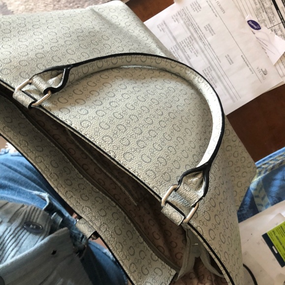 Brand new guess tote - Picture 3 of 5